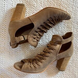 Charles David Coll Leather Peep Toe
Block Heel Sandals Size size 10